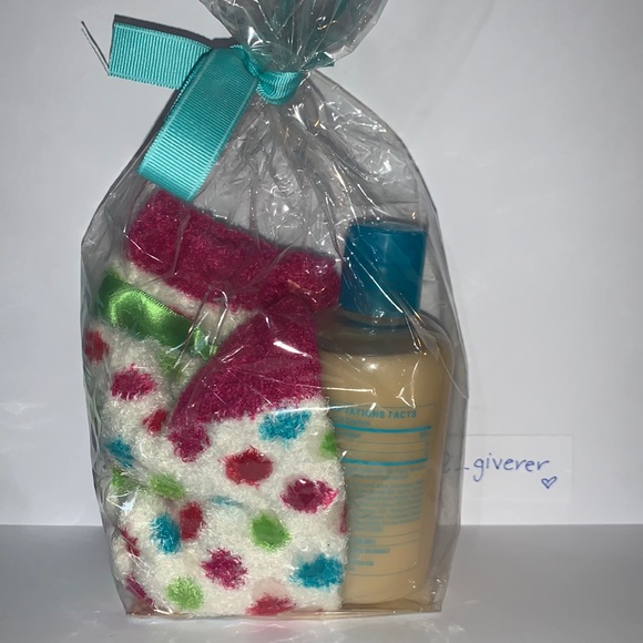 New Birthday Cake Blowout 3-in-1 & Spa Socks Gift Set Temptations Bath & Body - Picture 3 of 13